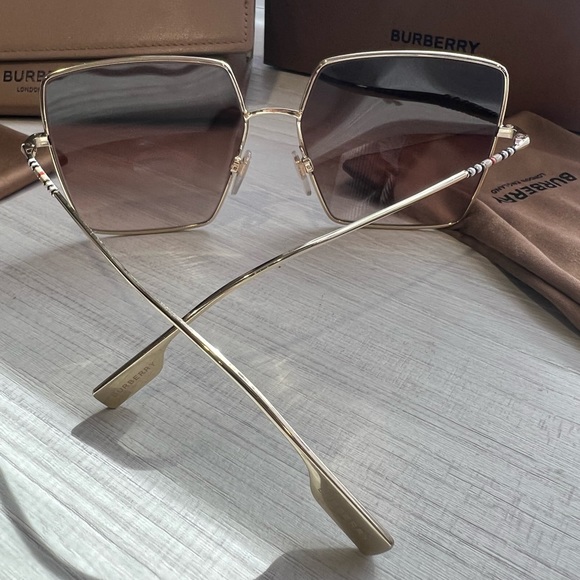 Authentic Burberry sunglasses - Picture 8 of 8